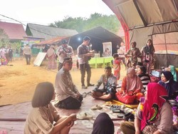 Polisi Beri Trauma Healing Korban Kebakaran Rumah di Atas Lahan Gambut Basel