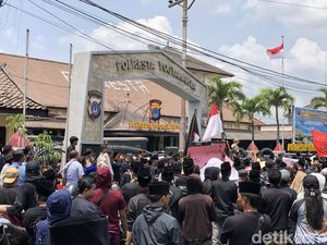 Penampakan Massa Pedagang Warung Madura Demo di Mapolresta Jogja