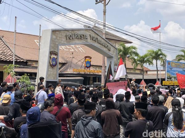 Momen Massa Pedagang Warung Madura Geruduk Mapolresta Jogja