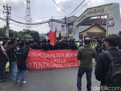 Keluarga Madura Yogya Gelar Aksi di Polresta Jogja, Bicara Aturan Jarak Warung