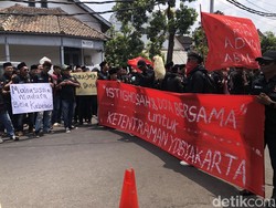 Massa Pedagang Warung Madura Geruduk Mapolresta Jogja, Ada Apa?