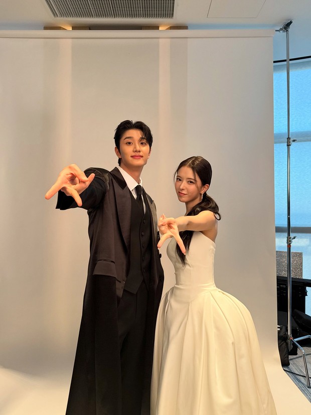 Momen akrab Kim Jae Won dan Roh Jeong Eui di balik panggung Buil Film Awards 2026 membangkitkan harapan pemirsa akan produksi musim kedua drama 'Hierarchy'.