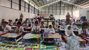 Potret Siswa SD di Nganjuk Belajar di Gudang KDKMP