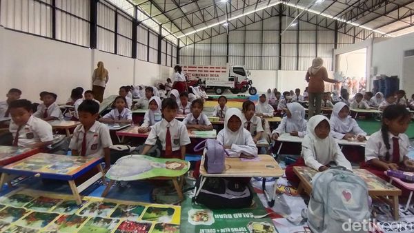 Potret Siswa SD di Nganjuk Belajar di Gudang KDKMP