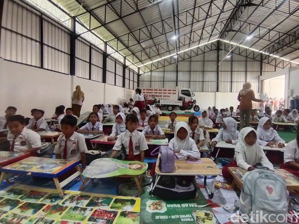 Potret Siswa SD di Nganjuk Belajar di Gudang KDKMP