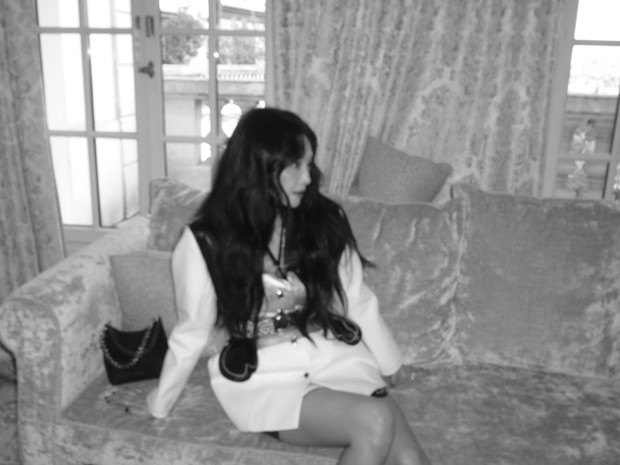 Tujuan utama kedatangan Shin Min Ah ke Paris adalah untuk menghadiri acara peragaan busana Louis Vuitton dalam menyambut datangnya musim semi dan musim panas di tahun 2027 mendatang.