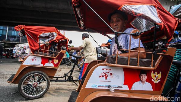 Prabowo Salurkan 120 Becak Listrik untuk Pengemudi di Depok