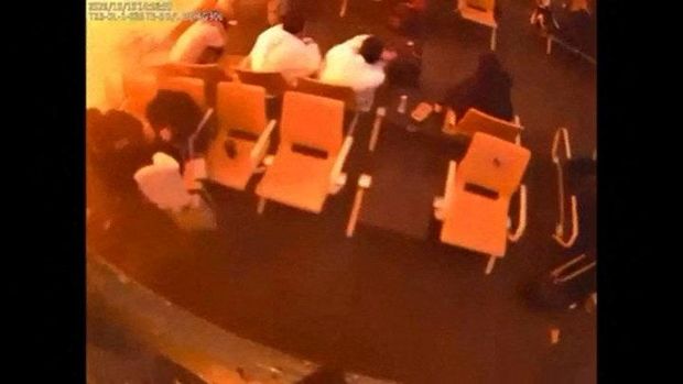 Rekaman pengawas memperlihatkan orang-orang yang sedang duduk di ruang tunggu bereaksi saat terjadi serangan, di lokasi yang diidentifikasi sebagai Bandara Internasional King Khalid di Riyadh, Arab Saudi, pada 10 Oktober 2026, dalam cuplikan dari video yang dirilis untuk umum ini. (Saudi Ministry of Media/Handout via REUTERS)
