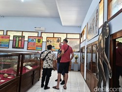 2 Turis Belanda Kolektor Keris Jelajahi Museum Anjuk Ladang-Tritik Nganjuk