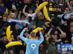 Video: Kenapa Suporter Man City Bawa Pisang Tiup ke Anfield?