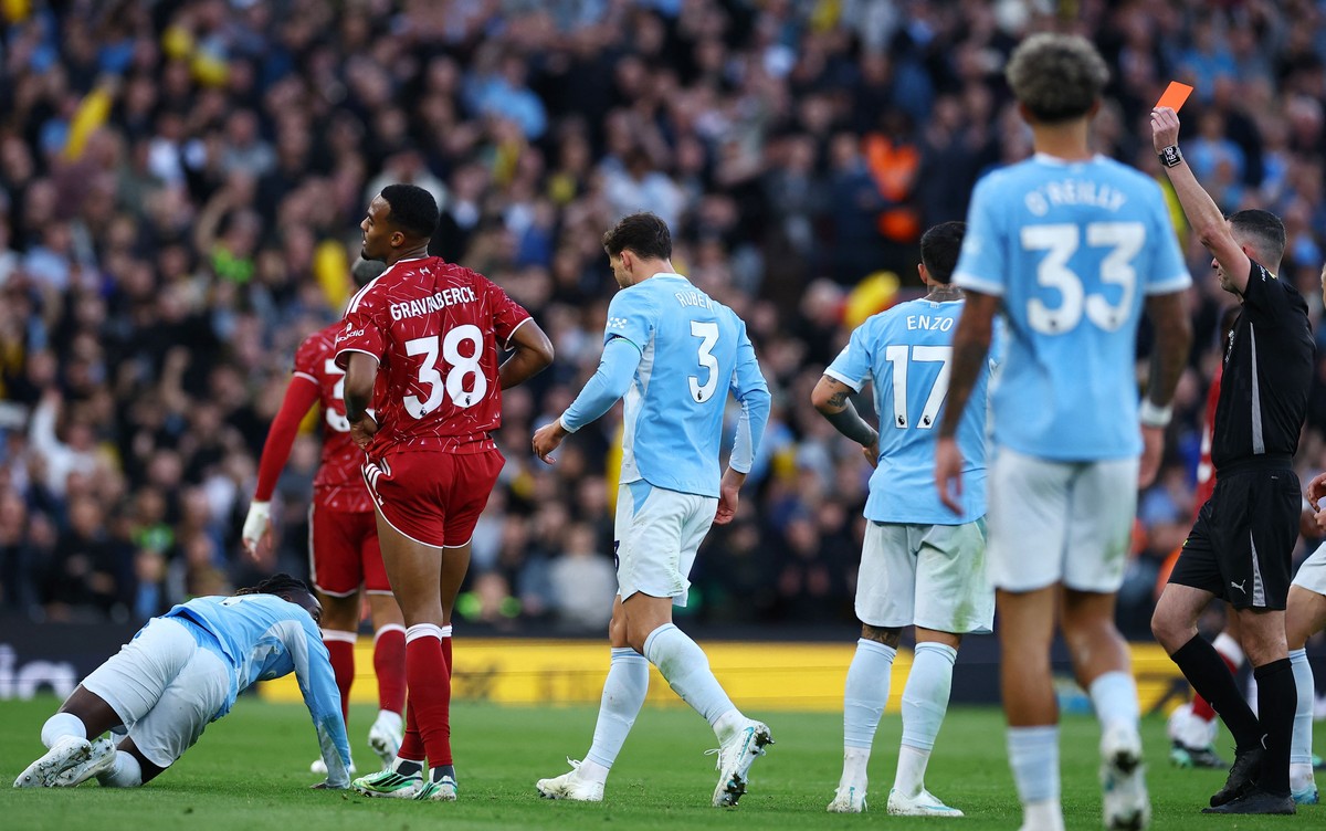 Pelajaran Pahit di Anfield: Kartu Merah Gravenberch Ubah Jalur Laga Liverpool Kontra Man City (3)