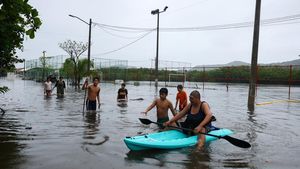 Badai Simon Picu Banjir dan Angin Kencang di Meksiko