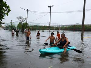 Badai Simon Picu Banjir dan Angin Kencang di Meksiko