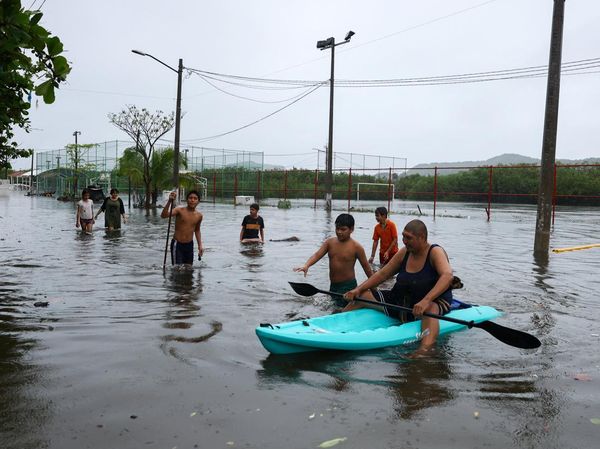 Badai Simon Picu Banjir dan Angin Kencang di Meksiko