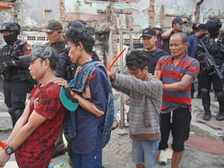 Polri-BNN Tangkap 4 Orang di Kampung Boncos: 15 Bong hingga Sajam Disita