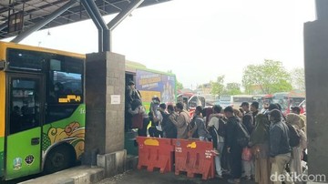Antrean Penumpang Mengular saat Trans Jatim Gratis