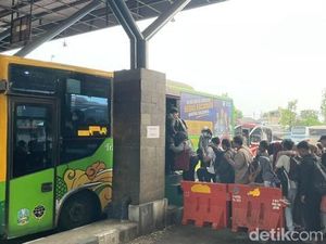 Antrean Penumpang Mengular saat Trans Jatim Gratis