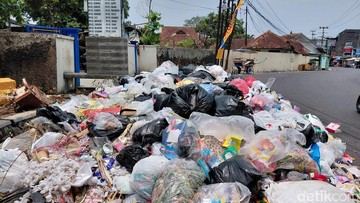 Imbas TPA Pasirbajing Terbakar, Sampah Menumpuk di Garut