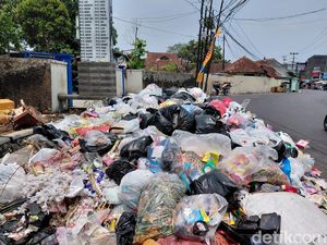Imbas TPA Pasirbajing Terbakar, Sampah Menumpuk di Garut