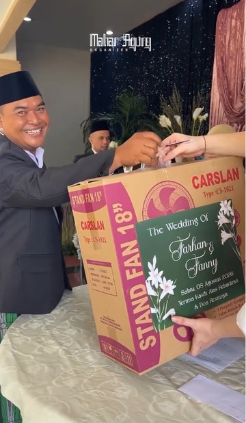 Solusi Cerdas Hadapi Panas Surabaya: Kipas Angin Jadi Souvenir Pernikahan yang Diincar Tamu