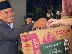 Viral! Pengantin Bagikan Souvenir Pernikahan Unik Anti Kepanasan: Kipas Angin