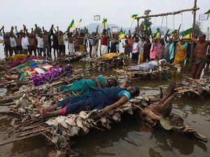 Warga Adat India Gelar Protes Ekstrem Tolak Proyek Sungai Ken-Betwa