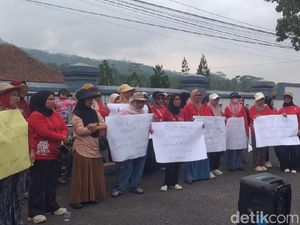 Warga Ciamis Keluhkan Sungai Cibaruyan yang Menghitam dan Bau