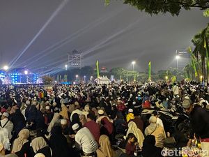 Warga Ramai-ramai Padati Monas Ikut Tablig Akbar Bareng Habib Umar bin Hafidz
