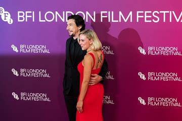 Aksi Scarlett Johansson di Red Carpet Bongkar Tato Punggung Bermotif Unik