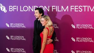 Potret Langka Scarlett Johansson Pamer Tato di Punggung, Gambar Mawar & Domba