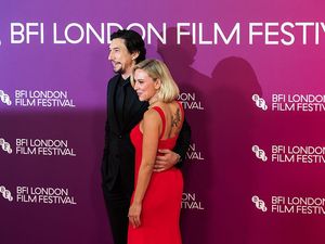 Potret Langka Scarlett Johansson Pamer Tato di Punggung, Gambar Mawar & Domba