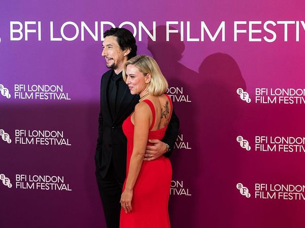 Potret Langka Scarlett Johansson Pamer Tato di Punggung, Gambar Mawar & Domba