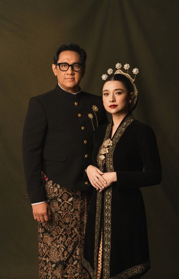 Potret Prewedding Berbalut Adat Jawa Milik Andre Taulany dan Amanda Rigby