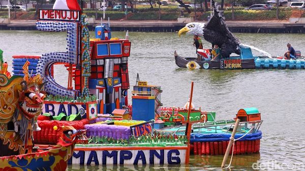 Botol Plastik Bekas Disulap Jadi 43 Perahu, Siap Berlayar di Danau Sunter