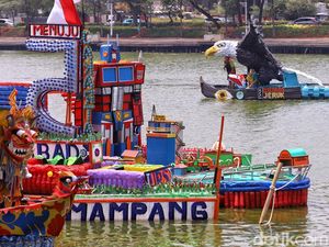 Botol Plastik Bekas Disulap Jadi 43 Perahu, Siap Berlayar di Danau Sunter