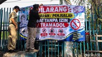 Cegah Peredaran Obat Ilegal, Petugas Sisir Lapak di Palmerah