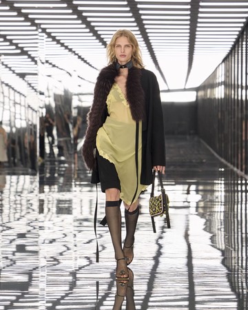 Eksplorasi Kebebasan Tubuh Fendi Spring/Summer 2027: Harmoni Lingerie dan Spirit Punk