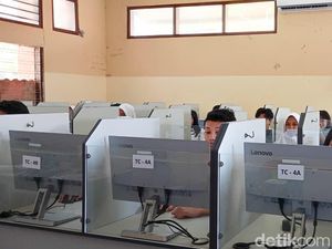 30 Laptop Pinjaman Wali Murid Bantu Gladi Bersih TKA di Surabaya