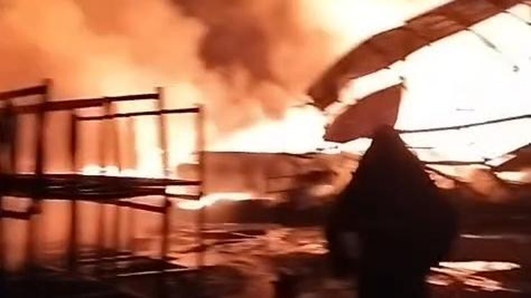 Petaka Bakar Sampah Bikin Gudang Paralon Terbakar Sehari Semalam