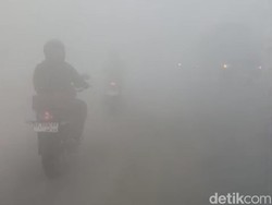 Perjuangan Warga Kalsel Berkendara di Tebalnya Asap Karhutla