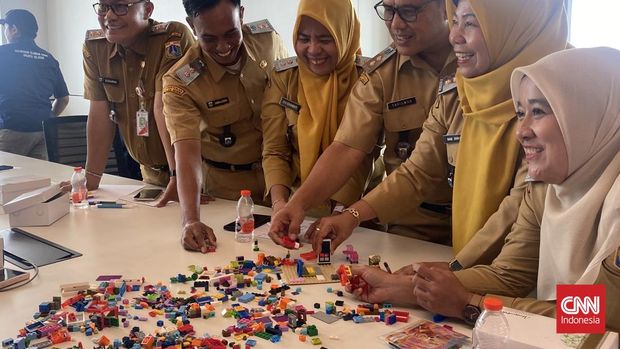 Sepuluh lurah finalis Benyamin S Award (BSA) mengikuti pelatihan kemampuan komunikasi yang diadakan oleh Pemerintah Provinsi DKI Jakarta. “One Day Public Speaking and Showmanship Workshop” ini diadakan di Grha Ali Sadikin, Balai Kota, Jakarta Pusat pada Selasa (13/10). Terdapat 10 lurah beserta tim pendamping dari berbagai wilayah di DKI Jakarta yang mengikuti pelatihan ini.