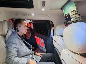 Mentrans Kunjungi BUMD Otomotif Beijing, Jajal Mobil di Simulasi Off-Road