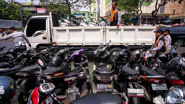 Parkir Liar di Tanah Abang Ditertibkan, Belasan Motor Diangkut