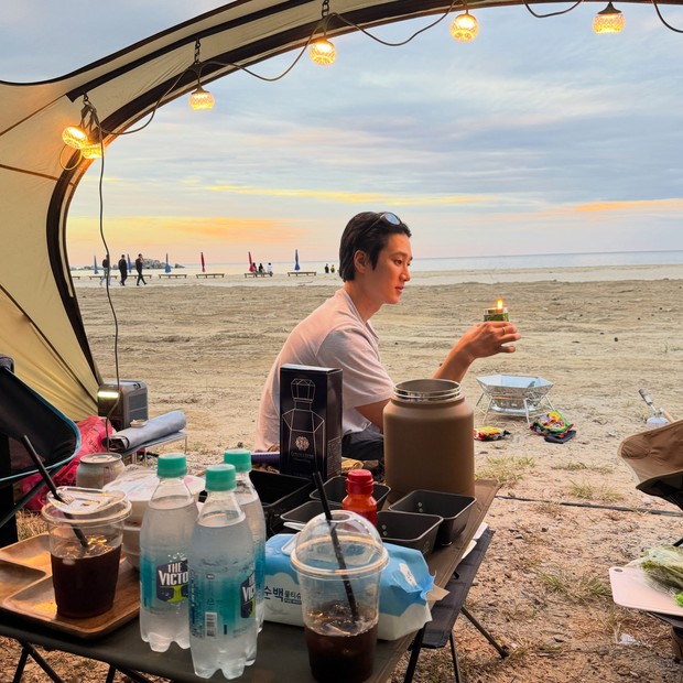Potret Ahn Bo Hyun berkemah di tepi pantai/ Foto: instagram.com/bohyunahn Ahn Bo Hyun belum lama ini menginspirasi netizen melalui unggahan terbaru di media sosial yang memberikan ide untuk berkemah di tepi pantai.