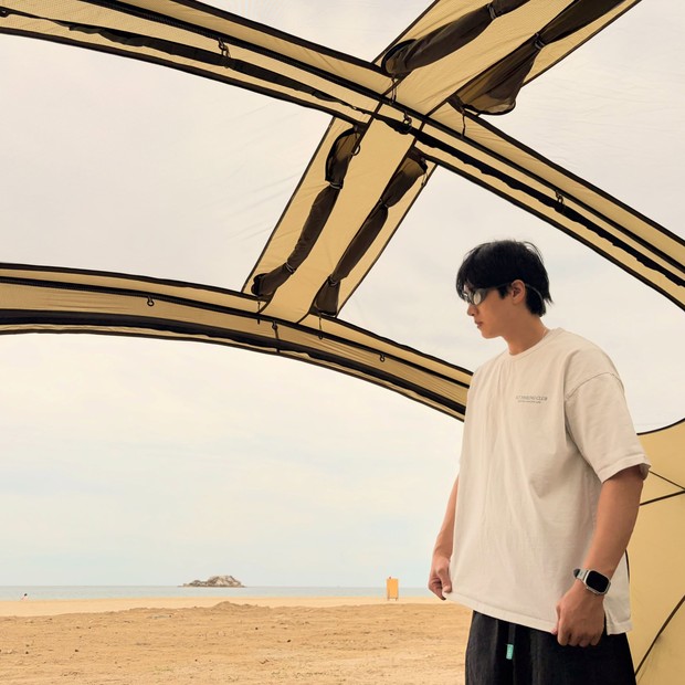 Potret Ahn Bo Hyun berkemah di tepi pantai/ Foto: instagram.com/bohyunahn Ahn Bo Hyun memamerkan pesona alaminya yang berpenampilan santai dalam menikmati kemah di tepi pantai.