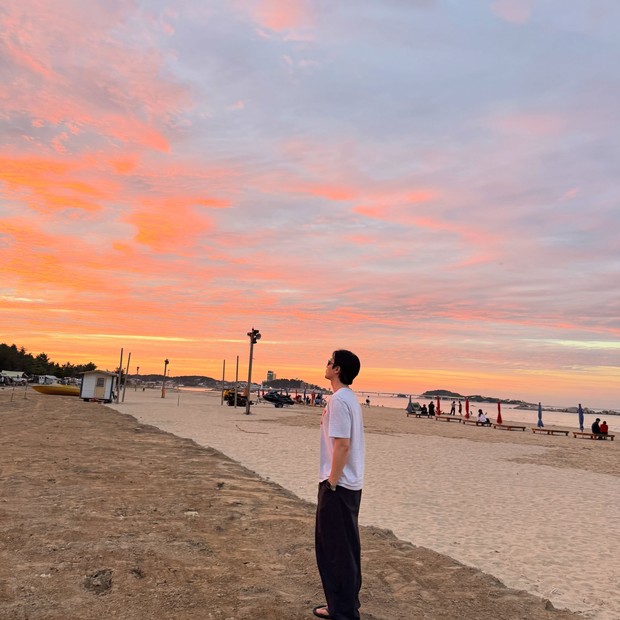 Potret Ahn Bo Hyun berkemah di tepi pantai/ Foto: instagram.com/bohyunahn Ahn Bo Hyun mengenang momen berkemah di tepi pantai baru-baru ini dengan mengunggah sejumlah foto di media sosial pribadi yang dilengkapi caption,