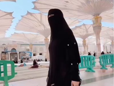 7 Potret Gaya Celine Evangelista Pakai Cadar Serba Hitam di Madinah