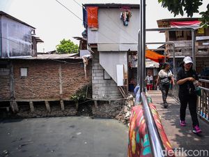Tinggal di Kontrakan 3x1 M, Eva Rela Tidur Nyempil Bareng 5 Orang Keluarganya
