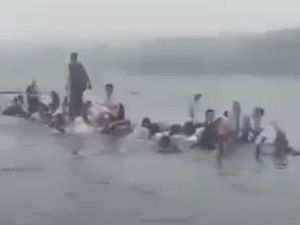 Sampan Bawa 37 Pelajar Terbalik di Sikakap Mentawai