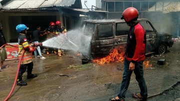 Mobil Angkut 8 Jeriken Bensin Terbakar di Bogor, Damkar Turun Tangan
